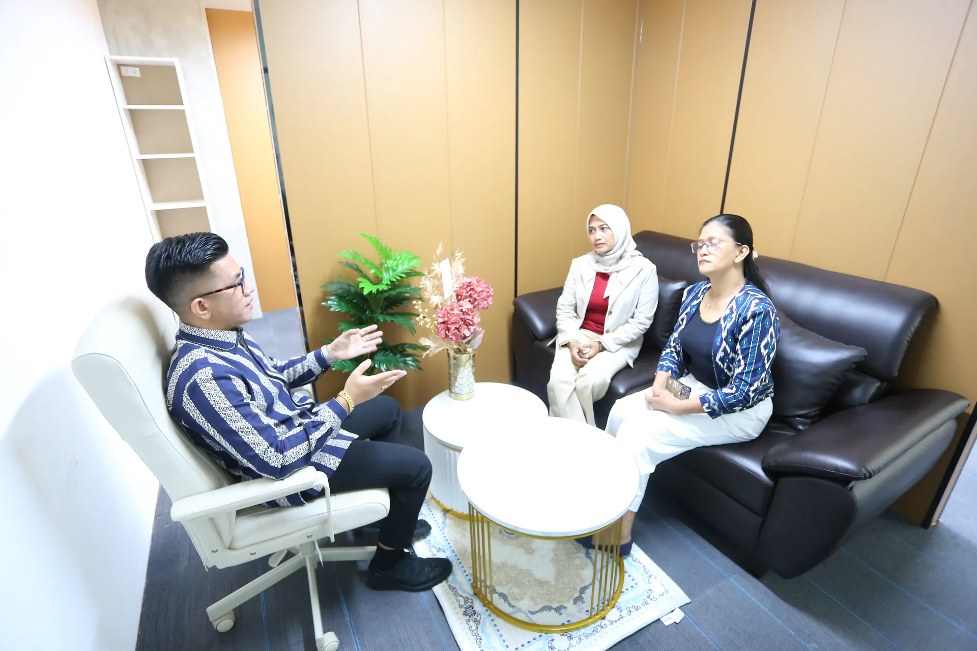 Diskusi di ruang konsultasi Rendi Rumapea & Partners Lawfirm