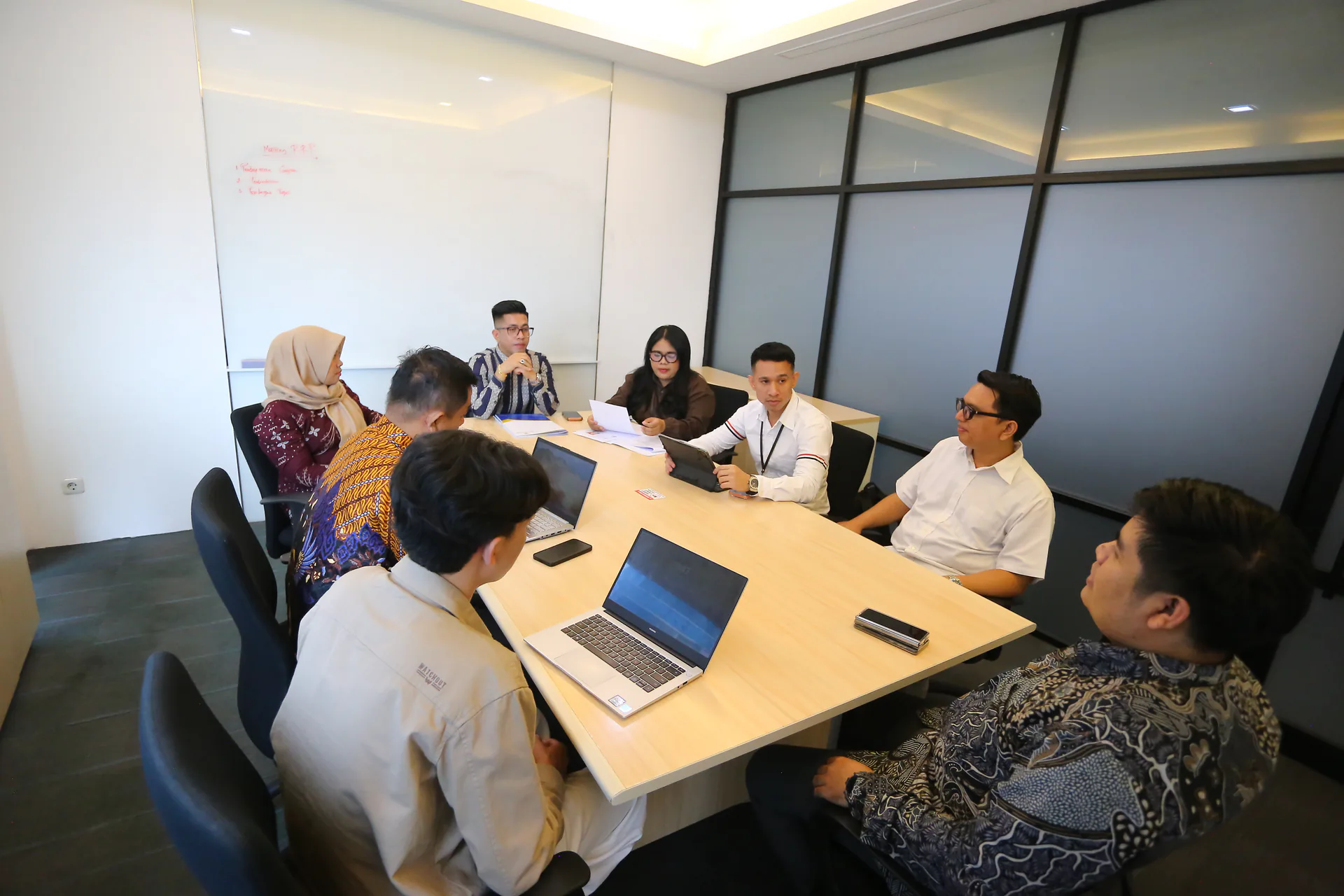 Tim Rendi Rumapea & Partners Lawfirm berdiskusi mengelilingi meja rapat