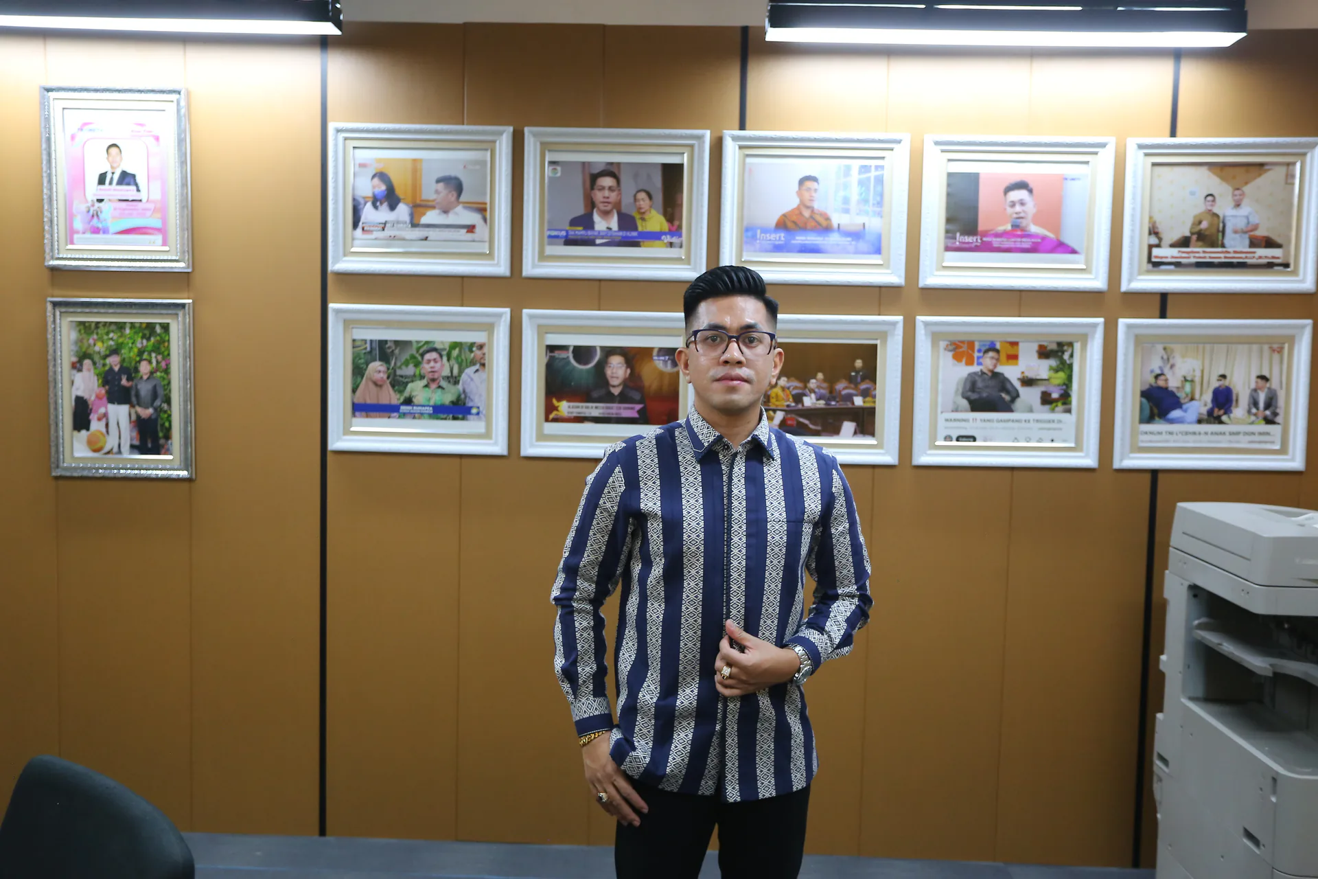 Rendi Rumapea di depan dokumentasi perjalanan firma