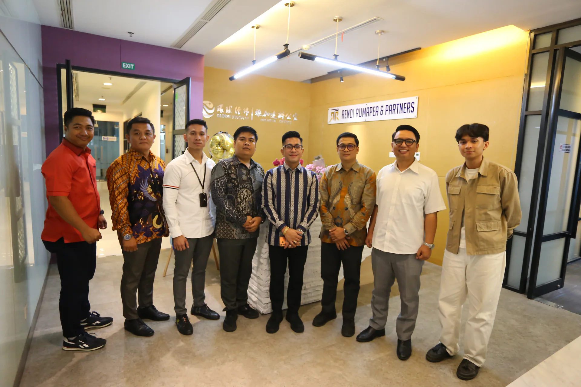 Kebersamaan tim dan rekan di kantor Rendi Rumapea & Partners Lawfirm