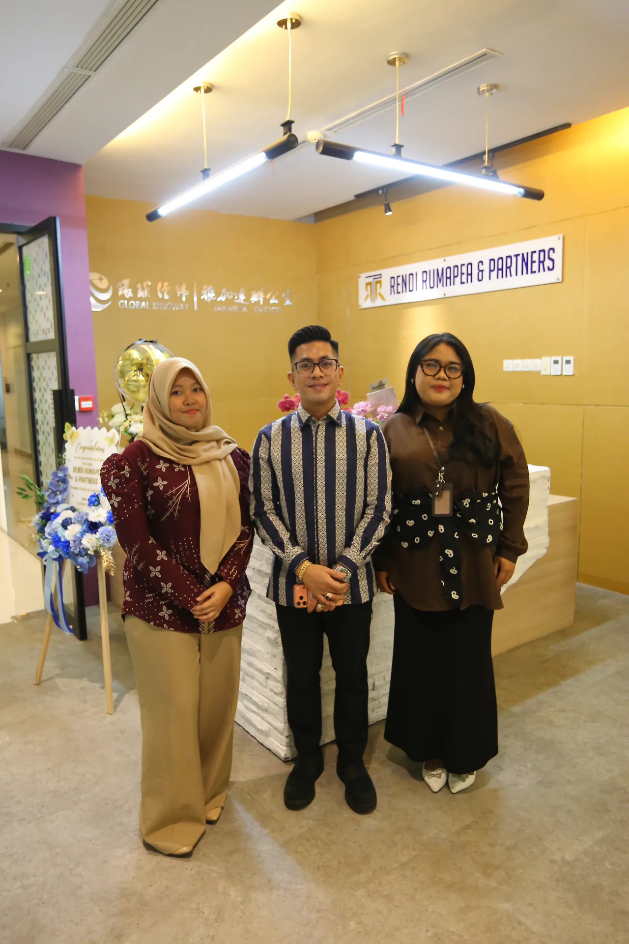 Rendi Rumapea bersama rekan di area kantor