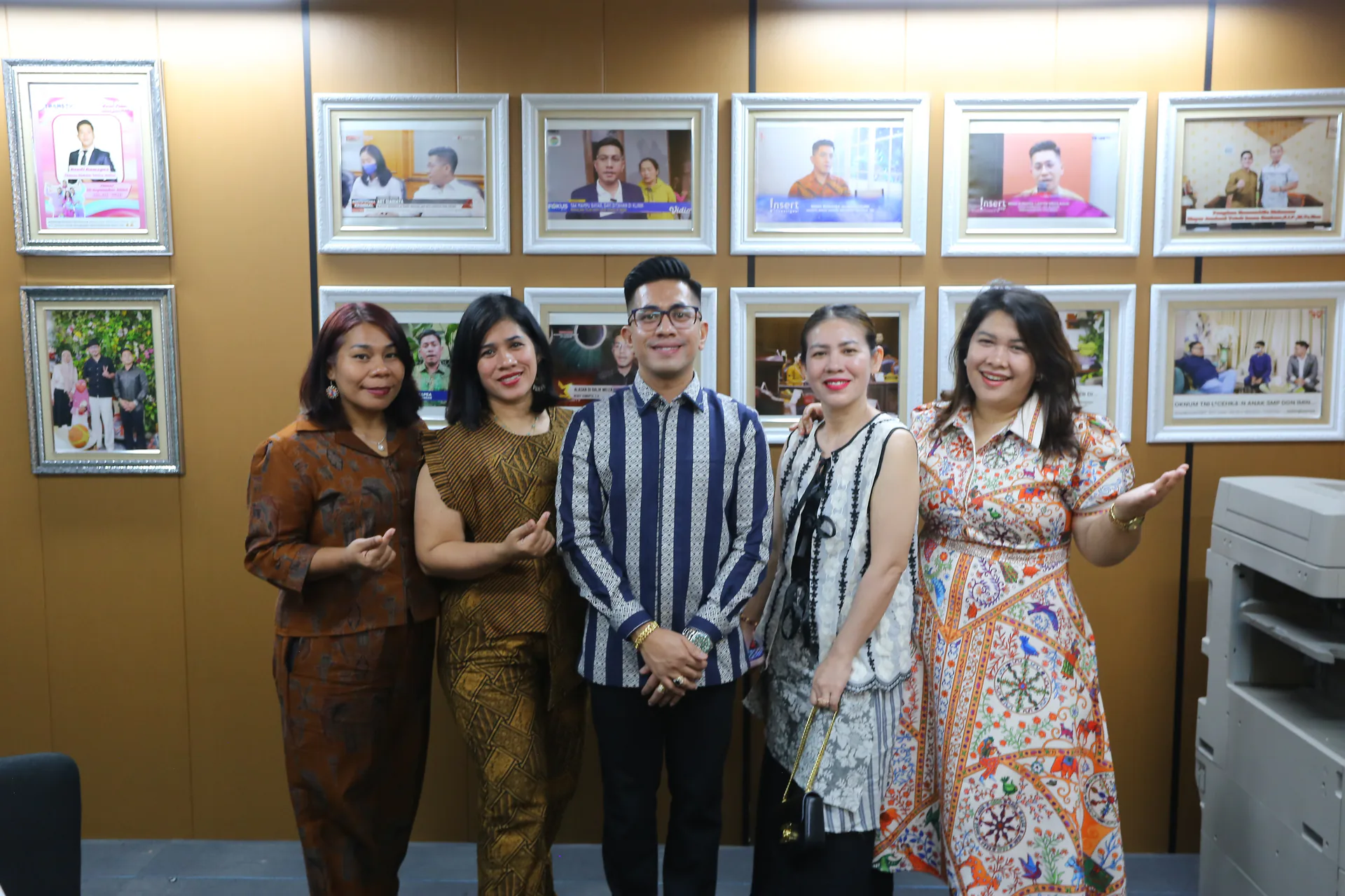 Rendi Rumapea bersama para rekan di kantor